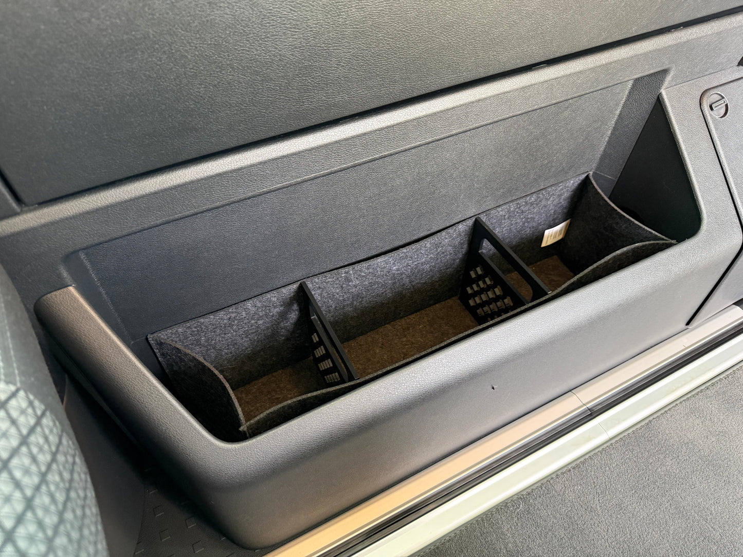 VW T6.1 Beach Filztasche für das Seitenfach in Anthrazit. >> Aufbewahrung für vieles für dein Bulli!